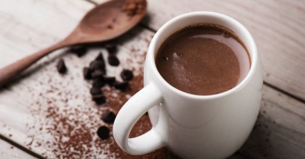 للرجال.. الشاي والكاكاو يقللان مشكلات صحية يسببها الجلوس لساعات طويلة 