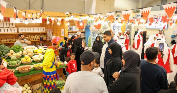 بالصور: أجواء صباحية مبهجة في سوق المزارعين بمناسبة الأعياد الوطنية 