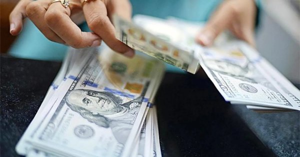 الدولار قرب أدنى مستوى وسط ضبابية بشأن مسار الفائدة 