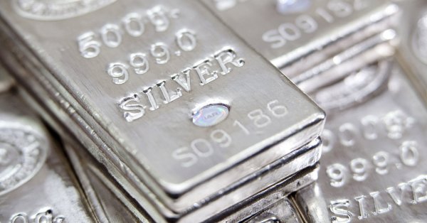 الفضة فوق 65 دولارا للمرة الأولى والذهب يصعد مع ارتفاع معدل البطالة بأمريكا 