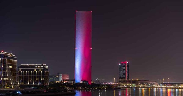 بالصور: مباني العاصمة المنامة تتشح باللونين العنابي والأبيض احتفاءً بالعيد الوطني لدولة قطر الشقيقة #عاجل 