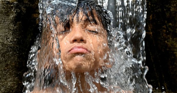 خبراء يكشفون تأثير الاستحمام في الظلام على جودة النوم 