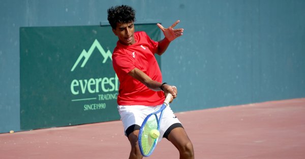 البحريني أحمد السيد يتقدم إلى الدور الثاني بالبطولة العربية للتنس للناشئين 