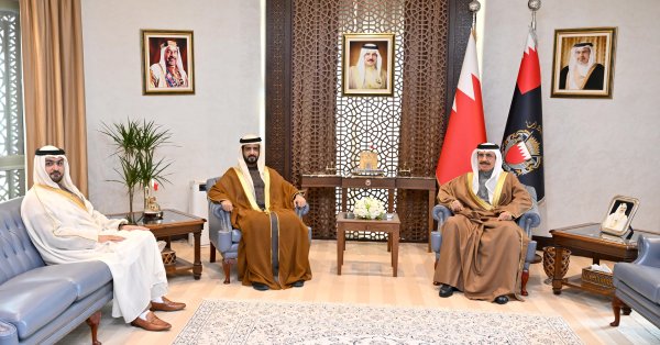 وزير الداخلية يشيد خلال استقباله سفير دولة الإمارات العربية المتحدة بالعلاقات الأخوية الوثيقة التي تجمع البلدين والشعبين الشقيقين 