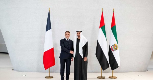 الشيخ محمد بن زايد يستقبل ماكرون في أبوظبي 