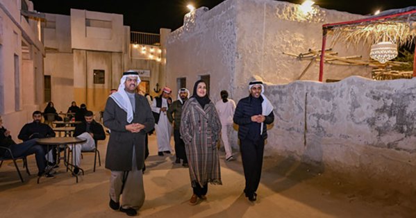 مستشار جلالة الملك للشؤون الثقافية والعلمية تزور مهرجان أعياد البحرين بالقرية التراثية 