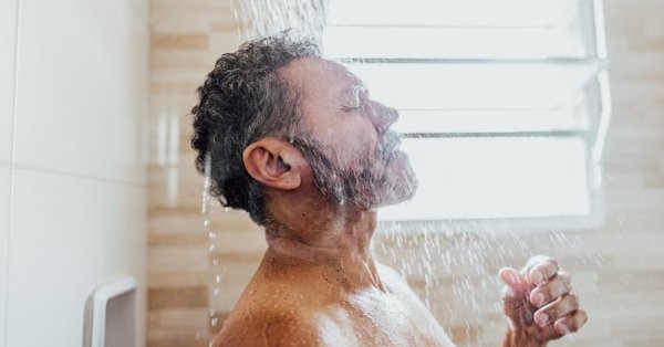 احذر من الاستحمام بالماء البارد.. فقد يرفع ضغط الدم لديك فجأة 