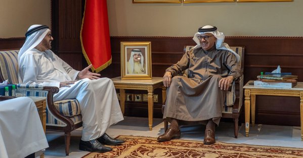 وزير الخارجية يستقبل نائب رئيس مجلس أمناء "مركز الإمارات للدراسات" ويتسلم نسخة من إصداره الجديد 