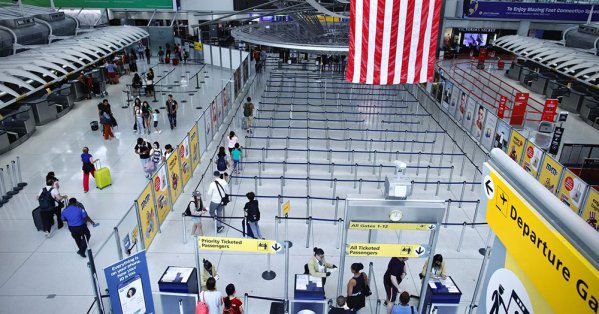 الترحيل الذاتي.. أميركا تغري المهاجرين بـ"عرض مفاجئ" 