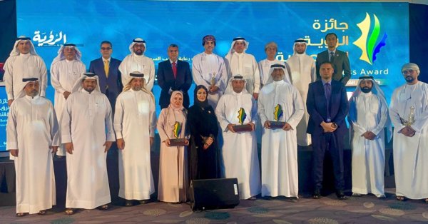 سفير مملكة البحرين في مسقط يشارك في حفل تكريم مملكة البحرين كضيف شرف بجائزة الرؤية الاقتصادية 