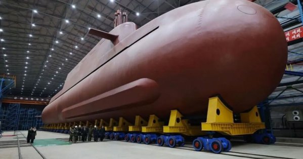 كيم جونغ أون يتفقد "غواصة هجومية نووية استراتيجية" 