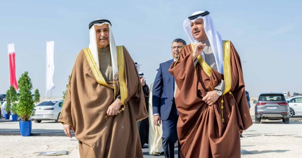 خالد بن عبد الله يضع حجر الأساس لمحطة الدور لإنتاج الكهرباء بالطاقة الشمسية 