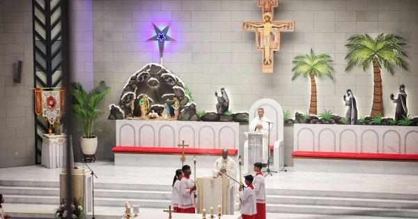 الميلاد يضيء كنيسة سيدة العرب 