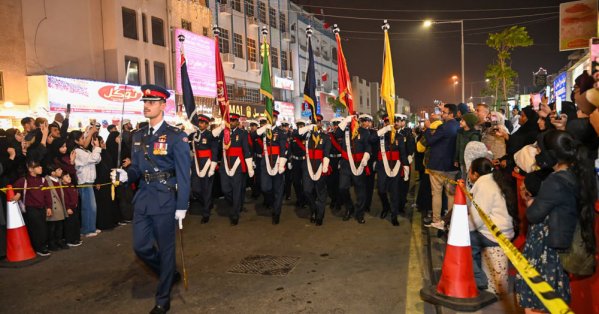 وزارة الداخلية تنظم طابور شرطة البحرين في محافظة المحرق احتفاءاً بالأعياد الوطنية 