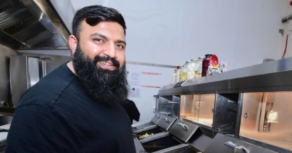 صاحب مطعم مسلم يوزع وجبات مجانية في يوم الميلاد 