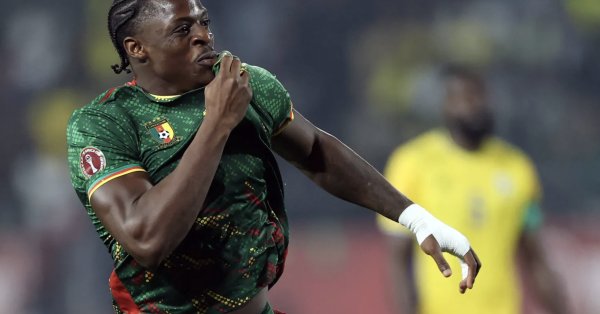 برشلونة يراقب الكاميروني إيونغ لخلافة ليفاندوفسكي 