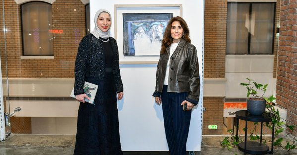 لوحات مستوحاة من تجربة الانتظار في المطارات بين الزحام والملل 