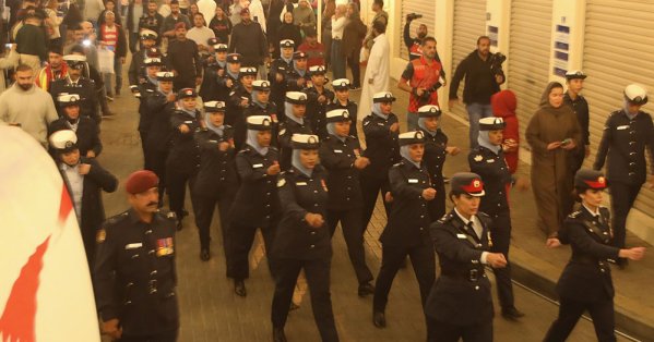 وزارة الداخلية تنظم طابور شرطة البحرين في باب البحرين احتفالًا بالأعياد الوطنية 