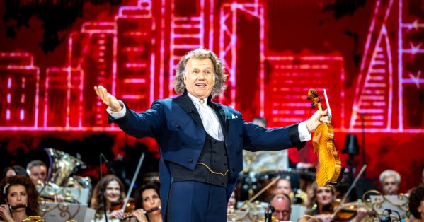 عودة "ملك الفالس".. أندري ريو يضيء سماء البحرين من جديد 