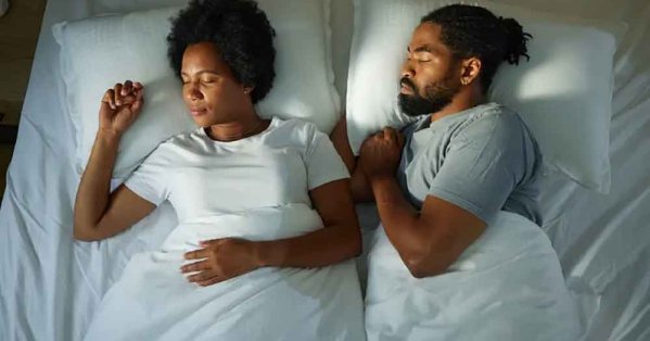 خبراء: استخدام بطانيتين منفصلتين قد يساعد بعض الأزواج على نوم أفضل 