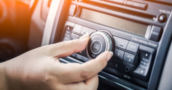 دراسة: خفض صوت المذياع عند ركن السيارة "ضرورة" وليس مجرد عادة 