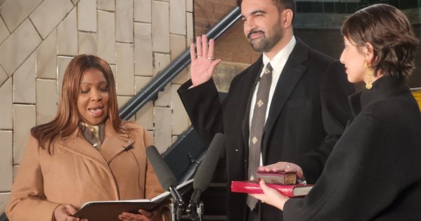 زهران ممداني يؤدي القسم عمدة للمدينة على مصحف أثري 