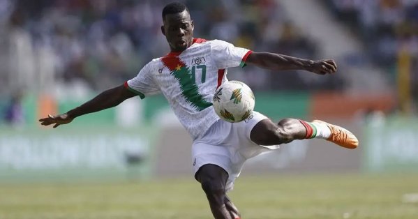 "مات خلال مباراة".. نجم بوركينا فاسو يفجع بوفاة طفله 