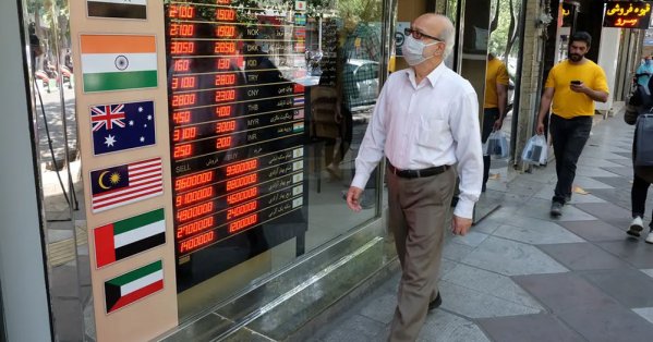 تصاعد الاحتجاجات في إيران بسبب التدهور الاقتصادي.. وترامب يلوح بالتدخل 