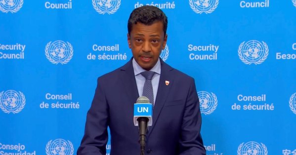 المندوب الدائم لدى الأمم المتحدة بنيويورك يشارك في مراسم رفع العلم بمجلس الأمن 