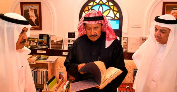 محافظ المحرق يفتتح معرض الكتاب الثاني بدار العمامرة ويشيد بجهود القائمين عليه #صحيفة_البلاد 