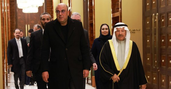 رئيس مجلس الشورى يستقبل رئيس مجلس المستشارين المغربي لدى وصوله إلى مملكة البحرين 