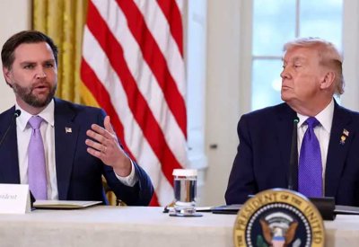  ترامب يميل "لضرب إيران" وفانس يحاول ثنيه