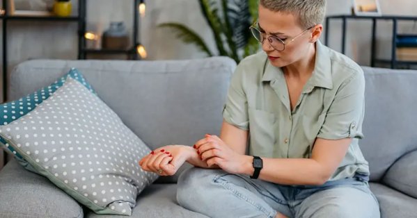 انتبه للحكة المستمرة غير المبررة.. قد تكون إنذارا خطيرا 