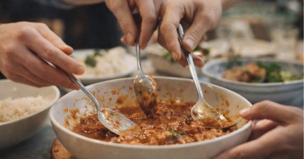 كيف يمرض شخص واحد من وجبة تشاركها الجميع؟ 