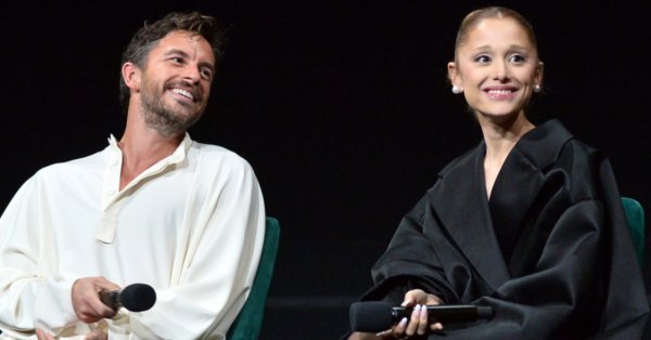 لوحة "سورا" تجمع أريانا غراندي وجوناثان بيلي مجدداً: هل اقترب الموعد في "وست إند"؟