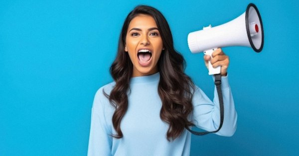 دراسة: النساء يتحدثن أكثر من الرجال بـ13 ألف كلمة يومياً 