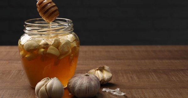 العسل والثوم.. وصفة قديمة تعود بوعود صحية جديدة 