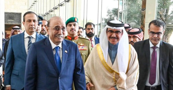 الرئيس الباكستاني يستقبل معالي وزير الداخلية ويشيد بجهود البلدين في تطوير التعاون والتنسيق الأمني 