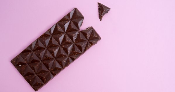 دراسة: الشوكولاتة الداكنة تتفوّق على الشاي الأخضر في حماية القلب 