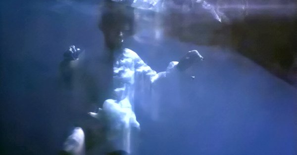 ما قصة سمكة القرش المرعبة في “عذاري السبعينات”؟ 