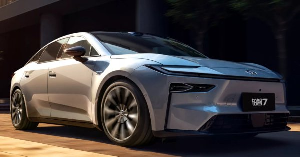 تويوتا تشطر استراتيجيتها إلى نصفين: محركات هادرة لأمريكا وكهرباء شاملة للصين 