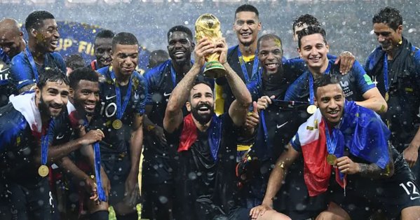 بطل كأس العالم: بكيت بمفردي بعدما حرموني من قميص المغرب 