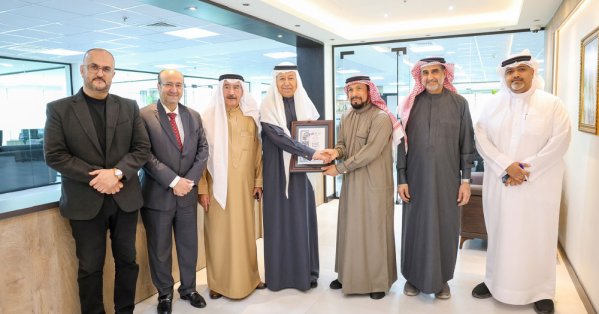 الشعلة يتسلم وثيقة التميز الدولية لاختياره ضمن قائمة الشخصيات العربية الأكثر تأثيرًا 