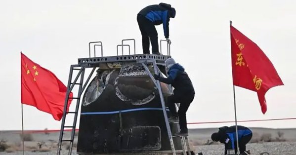 كبسولة العودة لمركبة "شنتشو-20" الصينية تهبط على الأرض 