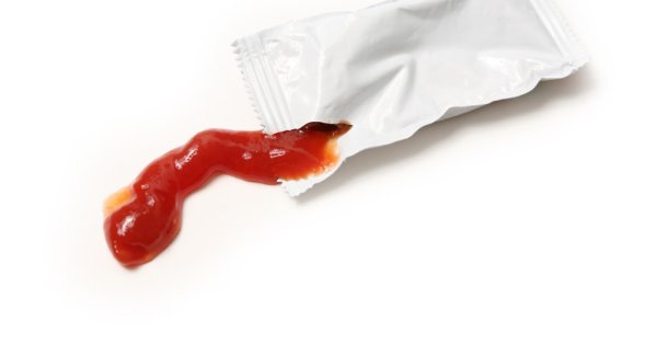 صعوبة فتح "أكياس الكاتشب" الصغيرة: تهدر الملايين وتؤرق البيئة 