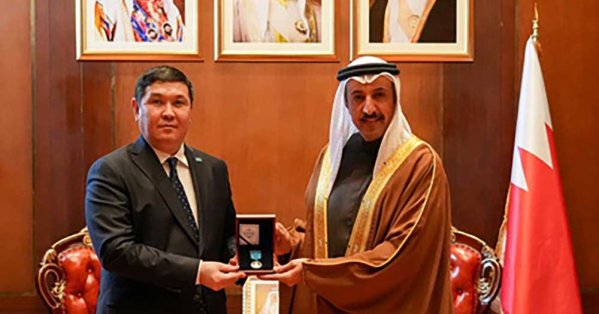 رئيس كازاخستان يمنح رئيس أمناء مركز الملك حمد للتعايش وسام قادة الأديان 