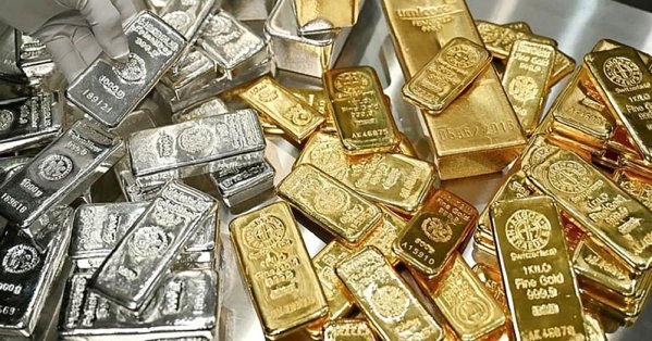 الذهب والفضة يقفزان لمستويات قياسية 