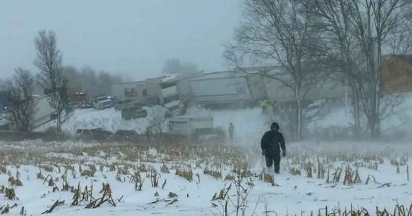 تصادم بين أكثر من مئة سيارة وشاحنة بسبب الثلج #صحيفة_البلاد 