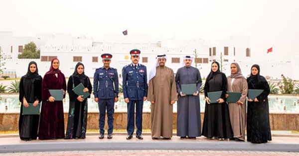 وكيل وزارة الإعلام ومدير عام الإعلام الأمني يكرّمان المشاركين في دورة الإلقاء الصوتي 