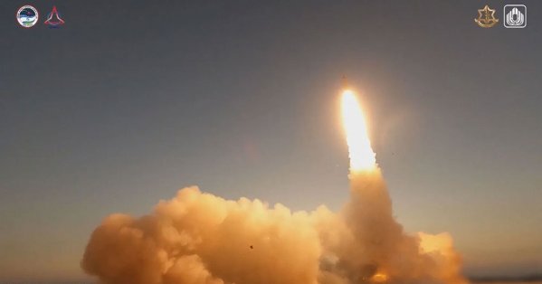 رغم تراجعه.. ترامب يبحث "خيارات عسكرية حاسمة" ضد إيران 